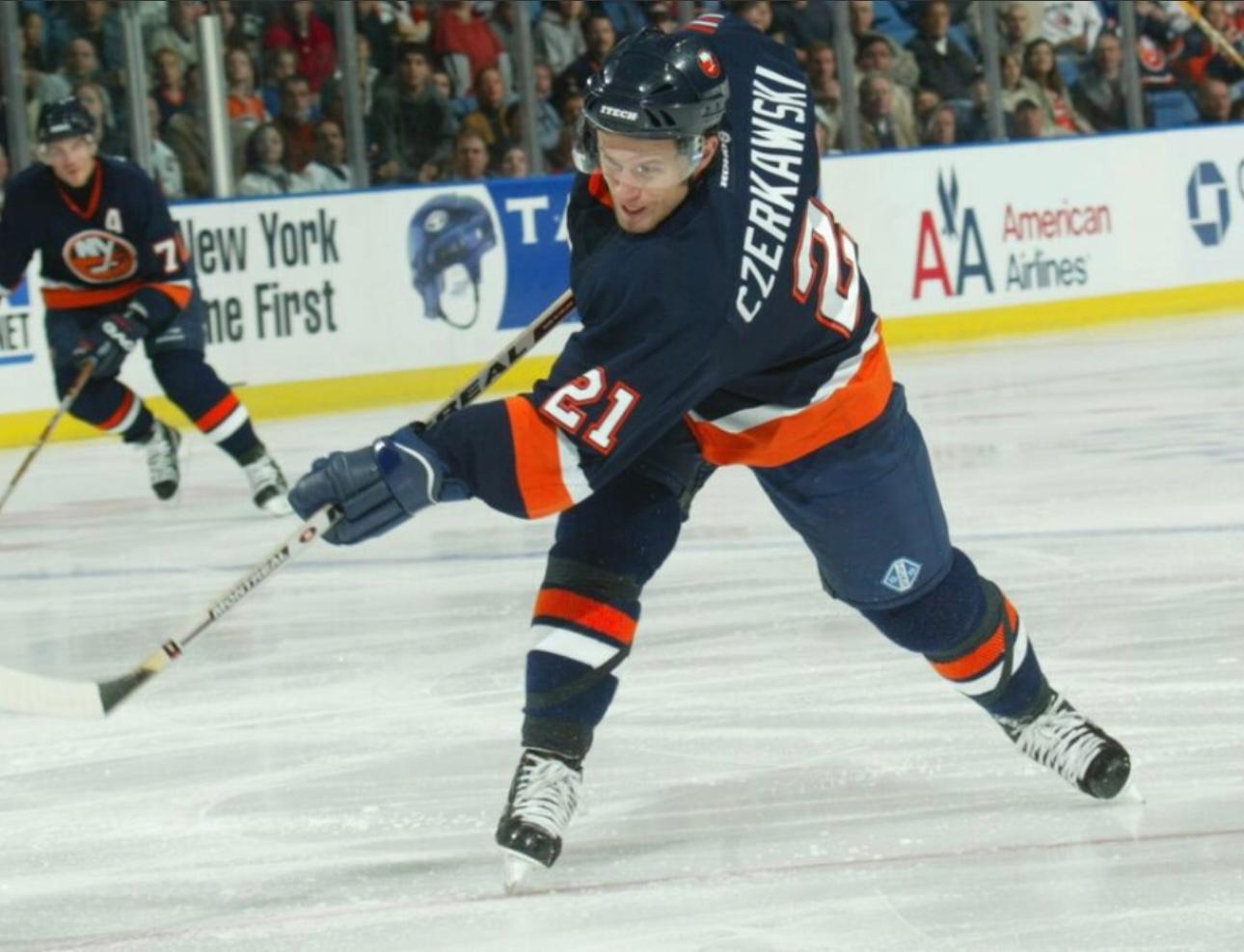 Mariusz Czerkawski oddaje strzał w barwach New York Islanders